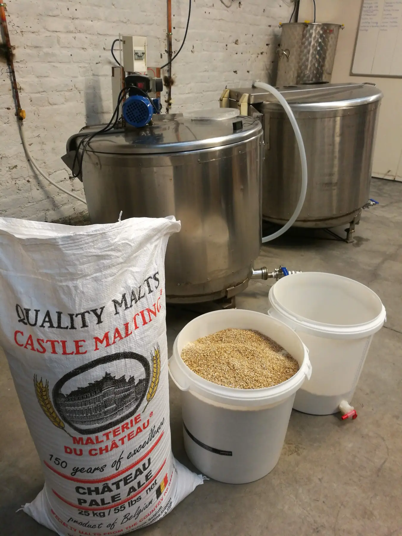 Le premier matériel de brassage Brewbaix en 2019, avec les cuves et le malt