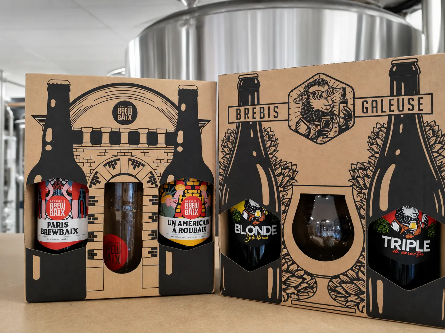 Coffrets cadeaux Brewbaix et Brebis Galeuse devant les cuves