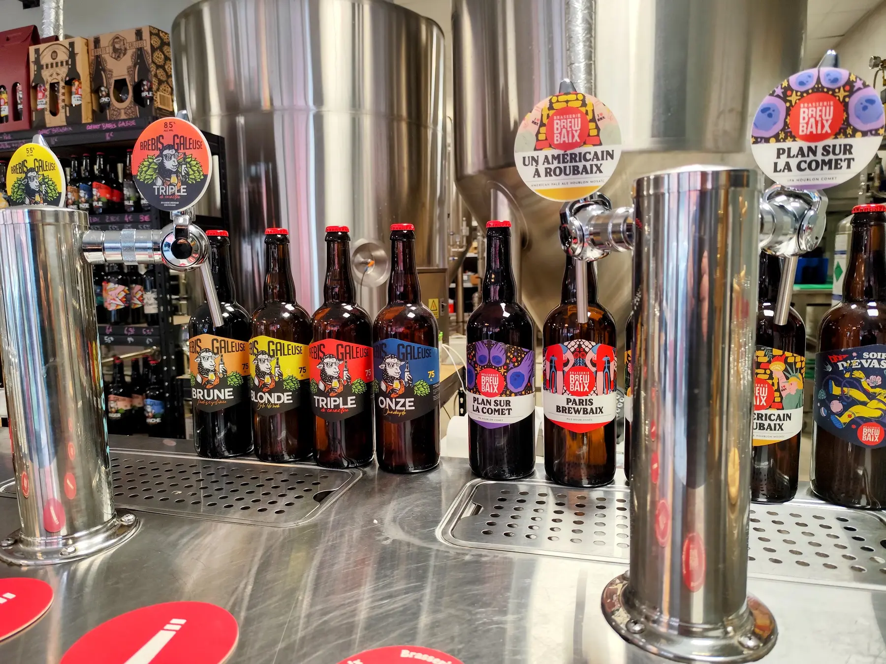 Les bouteilles Brewbaix et Brebis Galeuse présentées sur le comptoir